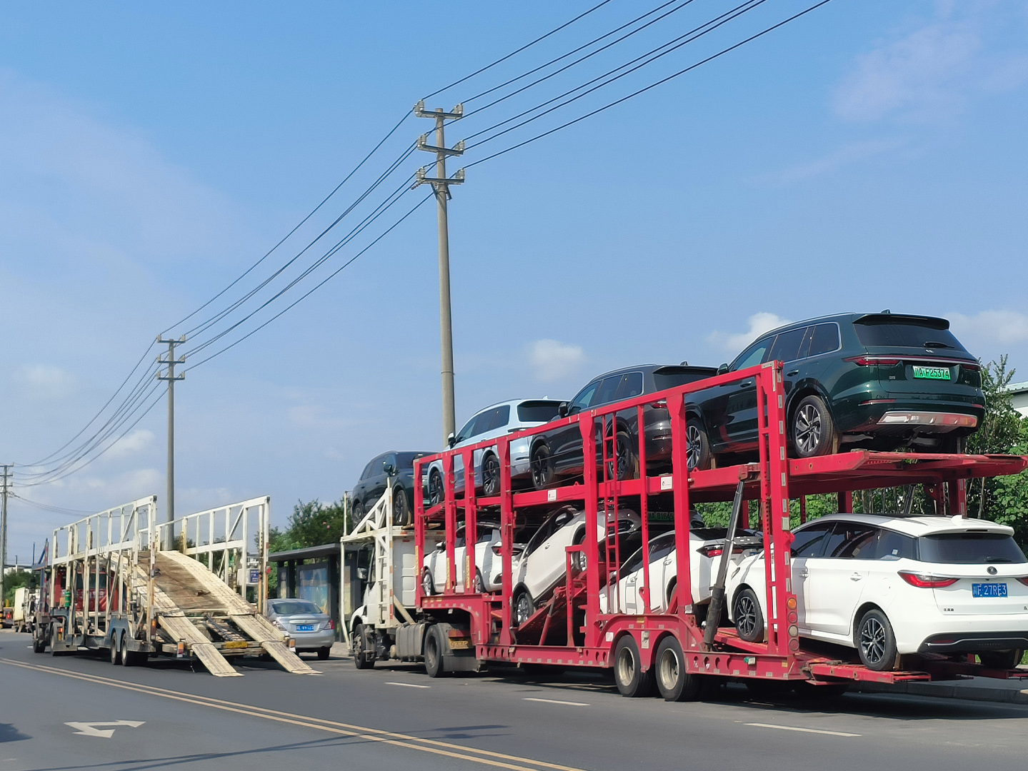 轻松搞定汽车托运!一篇文章教你如何办理 今天,我们要聊一件为你省心的事——汽车托运。是的,你没有听错,无论你是因为搬家、旅行,还是其他原因需要将爱车从一个城市运往另一个城市,这篇文章都将为你提供详尽的指导。让我们一起轻松搞定汽车托运吧!